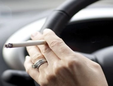 Όποιος οδηγεί με παιδί στο αυτοκίνητο και καπνίζει χάνει το δίπλωμά του!